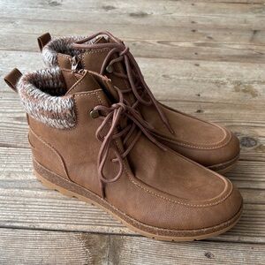 Women’s EuroSoft Brown Lace-Up ankle Boots. Size 9.5